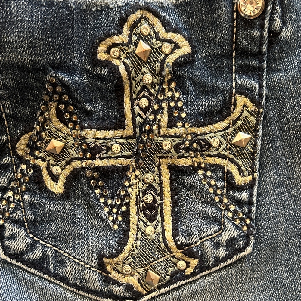 Miss Me⚜️Medium Blue Cropped Capri Jeans💙Cross Embellishment JP5490P Size 29 - Picture 5 of 14